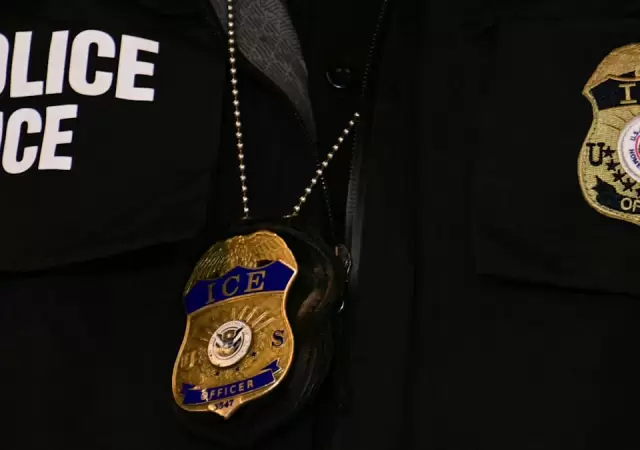 Servicio de Control de Inmigraci�n y Aduanas de los Estados Unidos, conocido como ICE y "la migra".