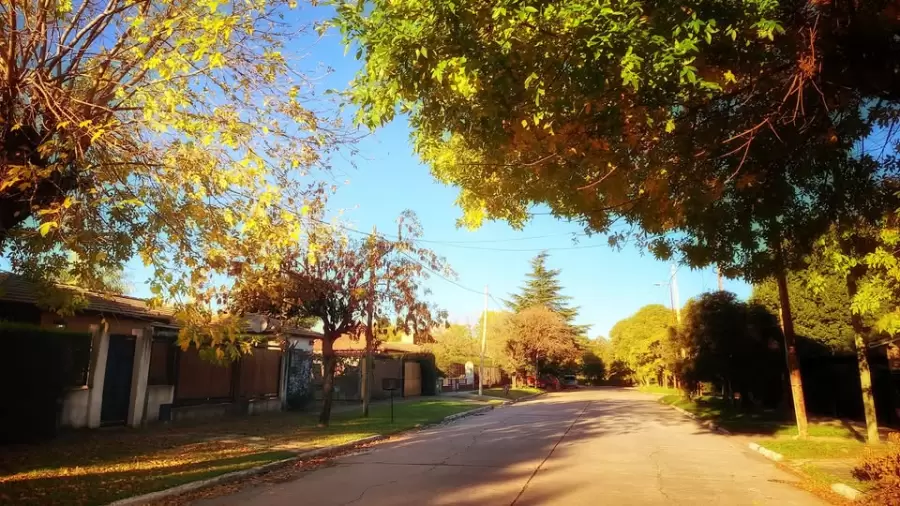 Atardecer y oto�o en Ciudad Evita, el barrio que "pinta" a la esposa de Per�n.