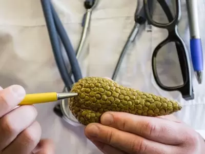 El �xito de la investigaci�n radica en una innovadora combinaci�n de tres f�rmacos dise�ados para bloquear simult�neamente tres prote�nas clave.