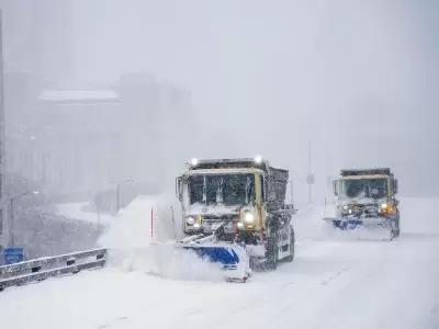 Batalla contra el hielo: M�quinas quitanieves trabajan a contrarreloj para despejar las avenidas principales, una tarea vital para la movilidad.