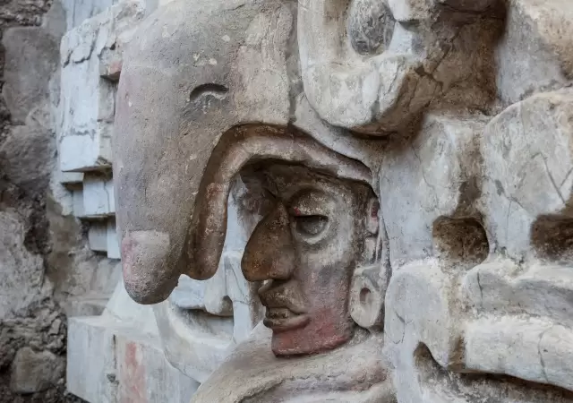 Rostro de la tumba.