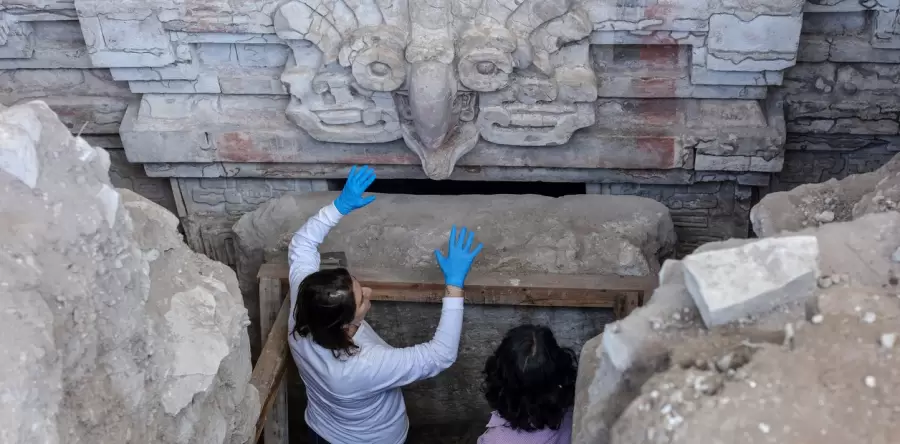 Arque�logos trabajando en el inmenso b�ho en la entrada de la tumba zapoteca.