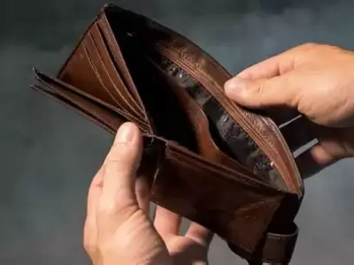 El dola quieto, pero los bolsillos vac�os.