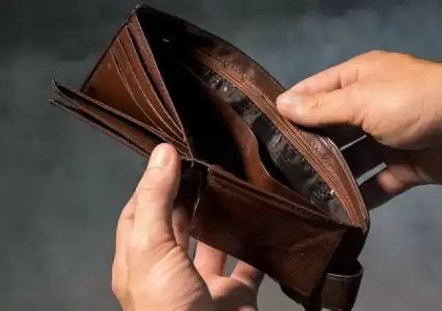 El dola quieto, pero los bolsillos vac�os.