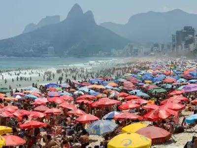 Las playas de brasil repletas de turistas.
