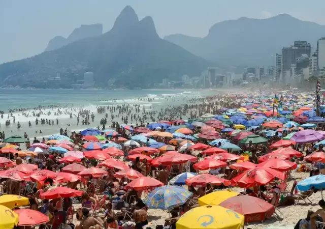 Las playas de brasil repletas de turistas.