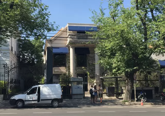 Frente del instituto en calle Emilio Civit