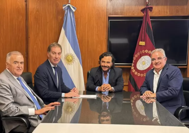 El ministro Santilli reunido con los gobernadores S�enz, Jalil y Jaldo. (Foto: Prensa de la Naci�n)
