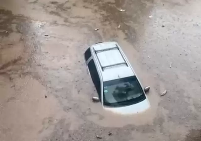Mendoza intenta recuperarse este s�bado del devastador temporal de ayer que dej� calles anegadas, incidentes viales y miles de hogares sin luz ni agua
