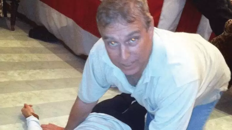 La polémica fotografía del príncipe Andrés de Inglaterra que dio la vuelta al mundo, aunque no es el único royalty involucrado con Epstein.