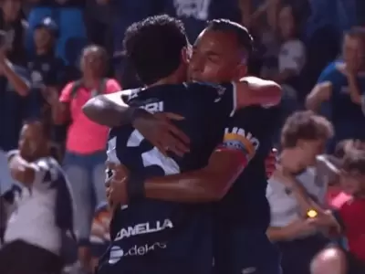 Abrazo entre Sartori y Villa tras el 1-0.