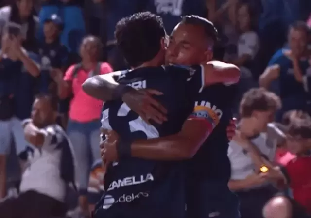 Abrazo entre Sartori y Villa tras el 1-0.