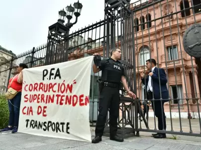 Polic�a Federal se esposo frente a la Casa Rosada/ Fuente: NA