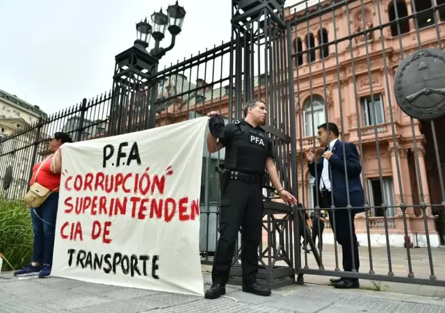 Polic�a Federal se esposo frente a la Casa Rosada/ Fuente: NA