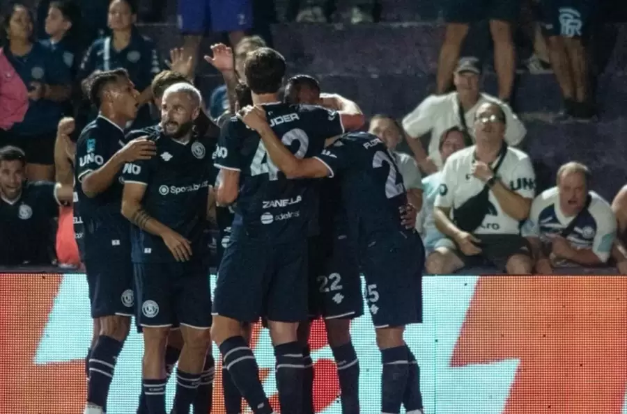 Los jugadores de Independiente Rivadavia celebran tras consolidar una victoria clave frente a Sarmiento que los mantiene en lo m�s alto de la tabla.