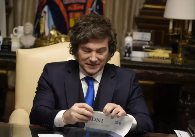 Javier Milein tiene el nuevo DNI electr�nico/ Fuente: Presidencia