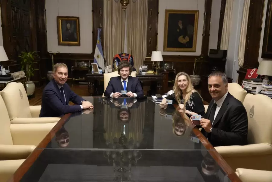 Javier Milein tiene el nuevo DNI electr�nico/ Fuente: Presidencia