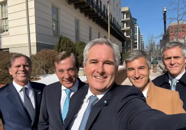 El canciller con el equipo negociador