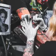 Tatuajes y salud: por qué nunca deberías tatuarte sobre lunares y qué jabón evitar