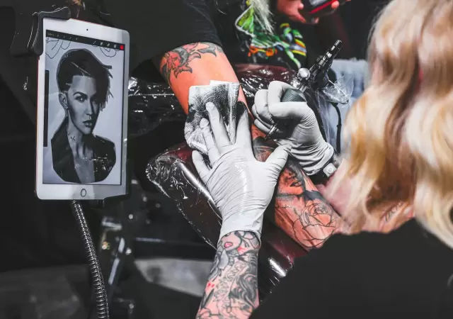 Gu�a definitiva para tu primer tatuaje: los consejos de expertos para no arruinar tu piel ni el dise�o.