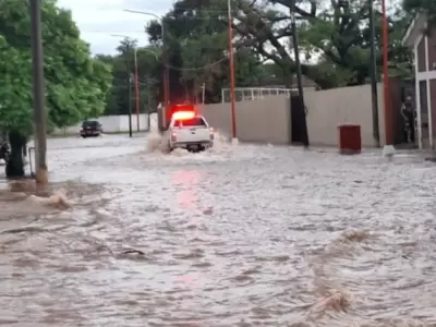 Las calles salte�as terminaron inundadas