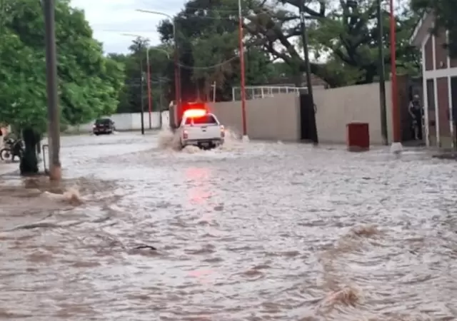 Las calles salte�as terminaron inundadas