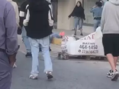 La v�ctima estaba tirada entre la vereda y el asfalto cuando le patearon la cabeza