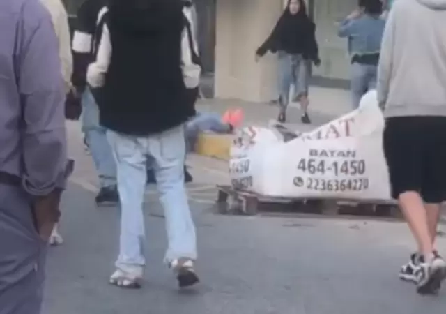 La v�ctima estaba tirada entre la vereda y el asfalto cuando le patearon la cabeza