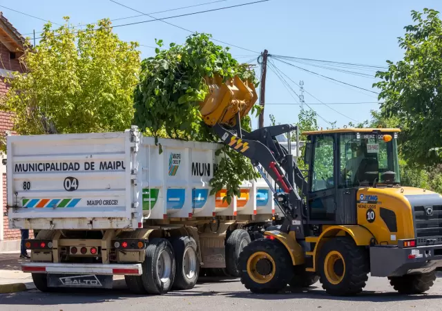 Maip� realiza operativos de limpieza y bache