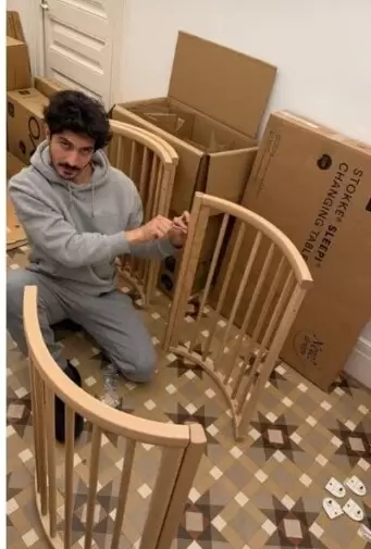 Chino Dar�n armando la cuna