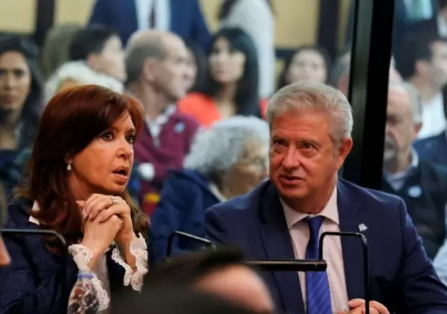 La expresidenta Cristina Kirchner junto a su abogado Carlos Beraldi, en una de las audiencias de la Causa Vialidad. (Foto: archivo web)