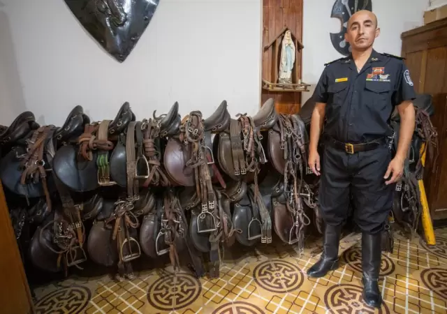 Herencia y cuero: Jos� Antonio Olivares Trigo es el encargado de fabricar y restaurar manualmente el equipamiento hist�rico de la Polic�a de Mendoza.