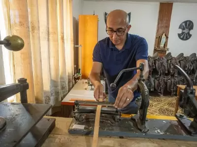 Herencia y cuero: Jos� Antonio Olivares Trigo es el encargado de fabricar y restaurar manualmente el equipamiento hist�rico de la Polic�a de Mendoza.