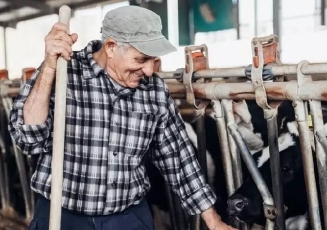 Un trabajador de mayor edad