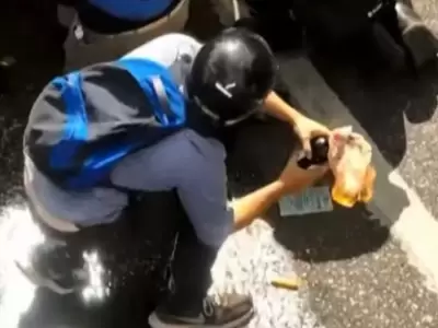Un manifestante armando una bomba molotov