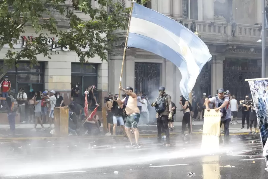 Manifestantes enfrentan a un veh�culo lanza agua