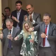 Risas, abrazos y posteos en redes sociales: el festejo del oficialismo tras el triunfo en el Congreso