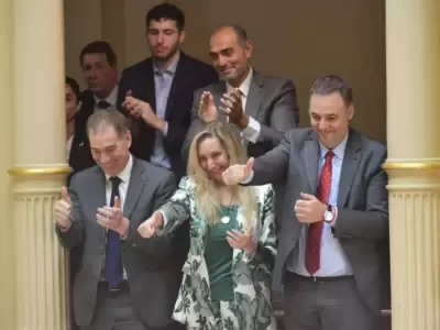 Risas, abrazos y posteos en redes sociales: el festejo del oficialismo tras el triunfo en el Congreso