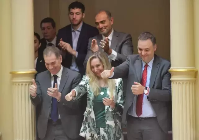 Risas, abrazos y posteos en redes sociales: el festejo del oficialismo tras el triunfo en el Congreso