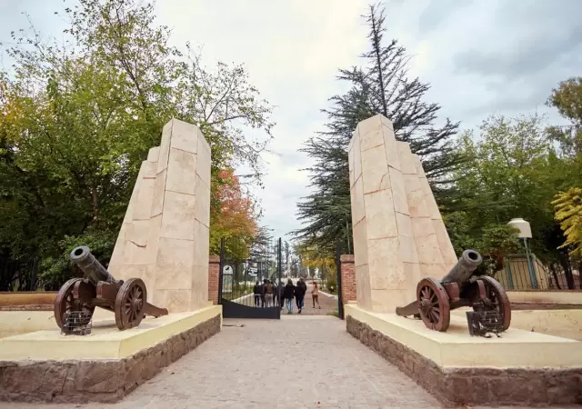 Ubicaci�n exacta: Investigaciones recientes indican que el campamento original de 1817 se ubicaba, en realidad, kil�metros m�s al sureste.