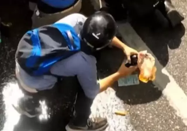Uno de los manifestantes enciende una bomba Molotov. (Foto: gentileza / web)