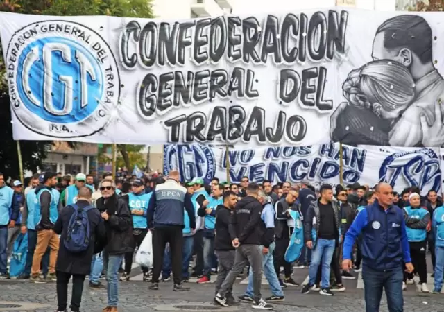 Los cotitulares de la CGT definen este lunes una nueva medida de fuerza nacional contra la reforma laboral de Javier Milei.