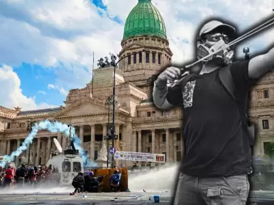 Protestas en el Congreso contra la Reforma Laboral: el gobierno acusa a los manifestantes de terrorismo.