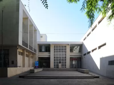 La biblioteca, en plena Alameda mendocina