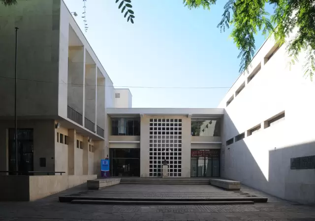La biblioteca, en plena Alameda mendocina