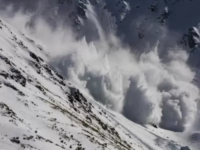 Equipos de rescate luchan contra el reloj para salvar esquiadores tras una avalancha feroz.