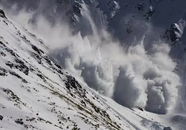 Equipos de rescate luchan contra el reloj para salvar esquiadores tras una avalancha feroz.