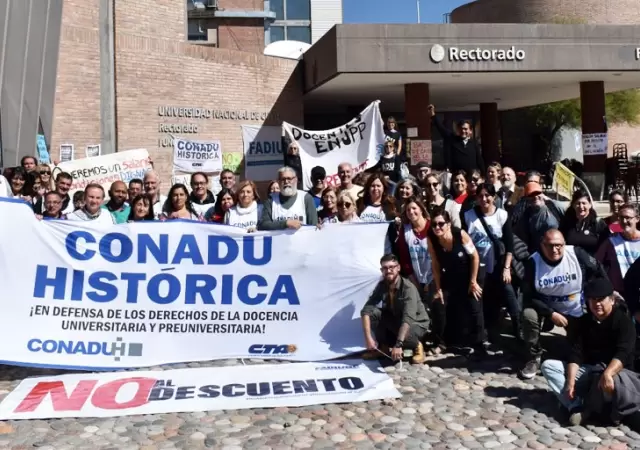 El pluriempleo y la p�rdida salarial del 50% golpean la estabilidad de los profesores p�blicos.