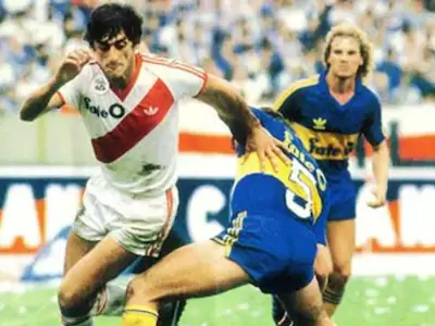 Enzo Francescoli frente a Roberto Pasucci en 1985