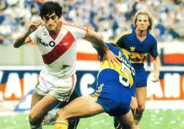 Enzo Francescoli frente a Roberto Pasucci en 1985